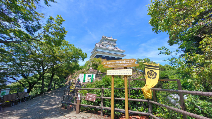 岐阜城と登山道の写真。